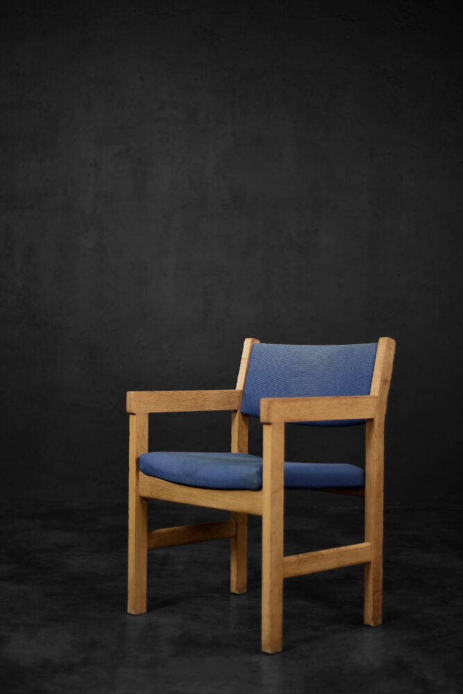 Vintage Danish chair in oak and blue fabric from the mid-century by Hans J. Wegner for Getama, 1960s.