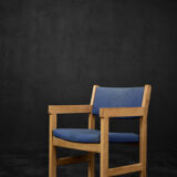Vintage Danish chair in oak and blue fabric from the mid-century by Hans J. Wegner for Getama, 1960s.