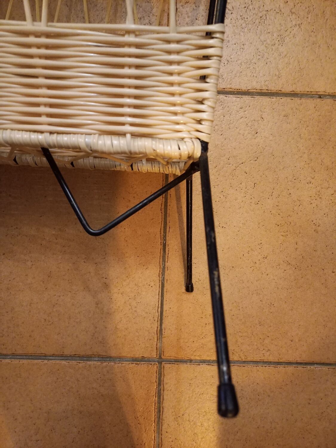 Vintage scoubidou and metal magazine holder