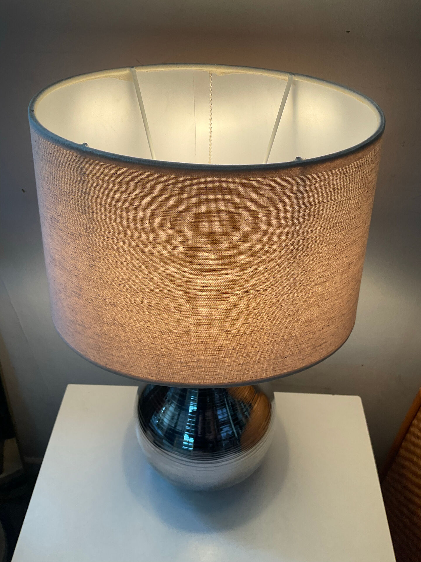 Lampe design en métal chromé
