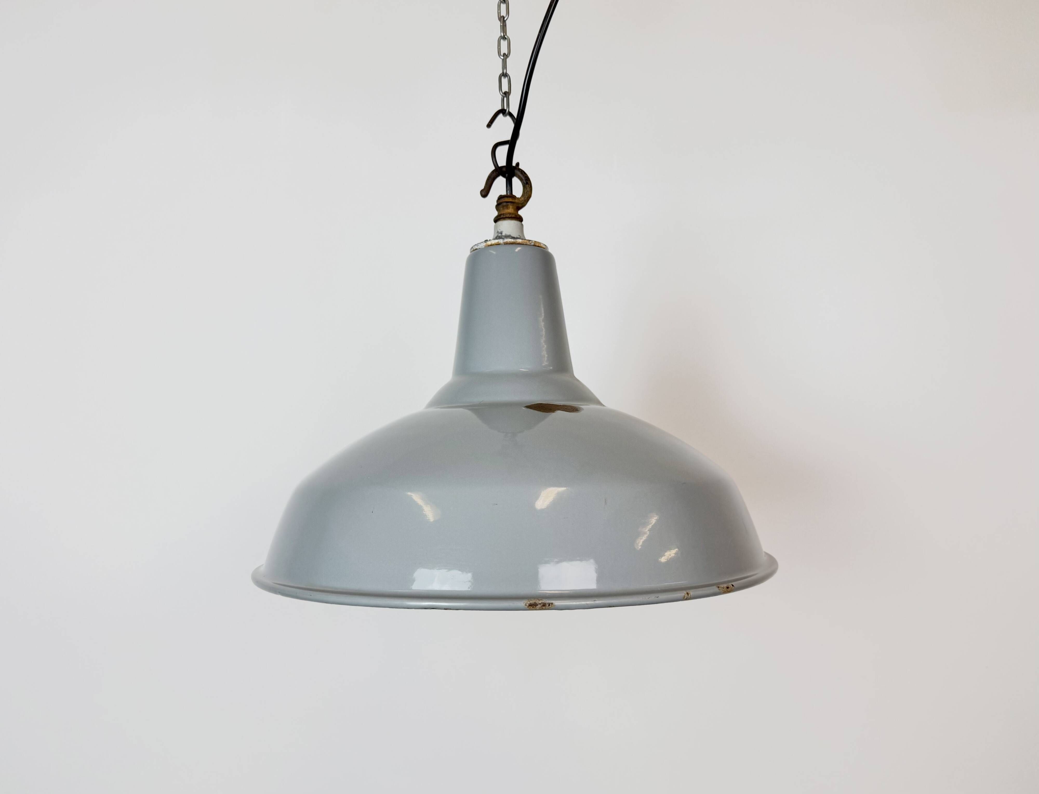Suspension en émail gris industriel britannique, années 1960