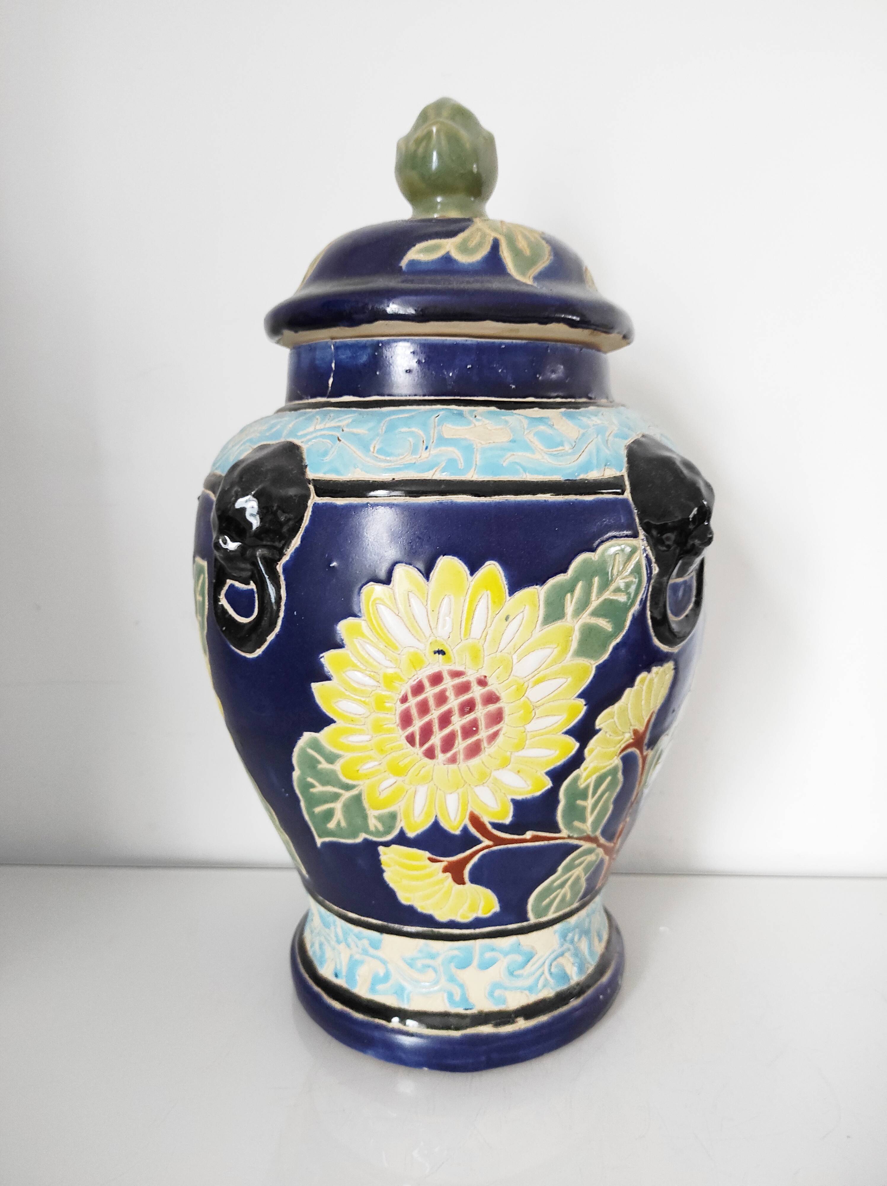 Vase chinois couvert décor de fleurs