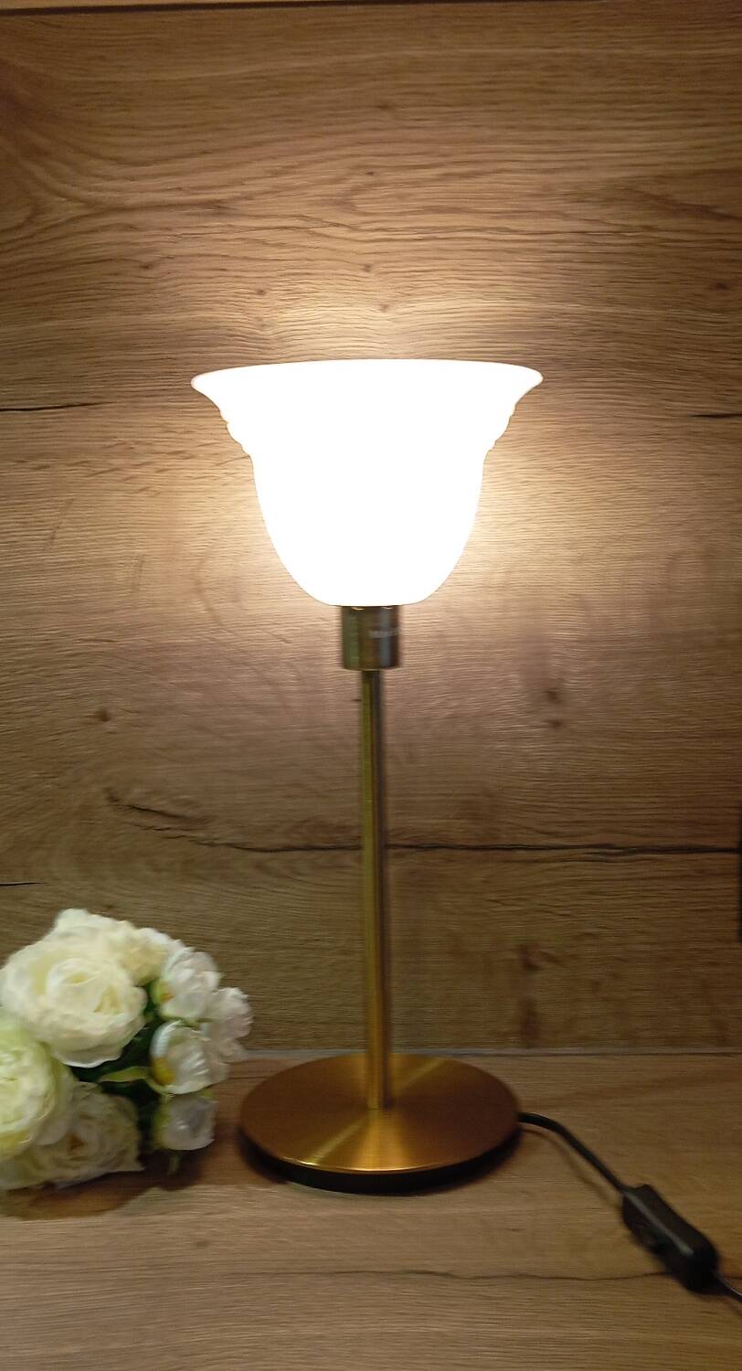 Duo lampes de chevet rétro chic métal doré, globes blancs drappés