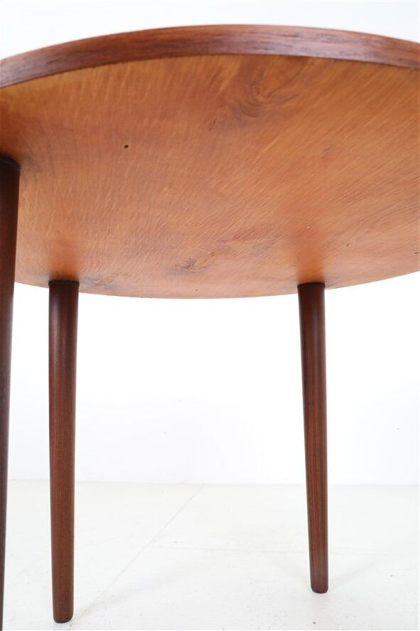 Round Winge Møbler “No. 31” teak coffee table / Mid-century Danish modern design / 1960s