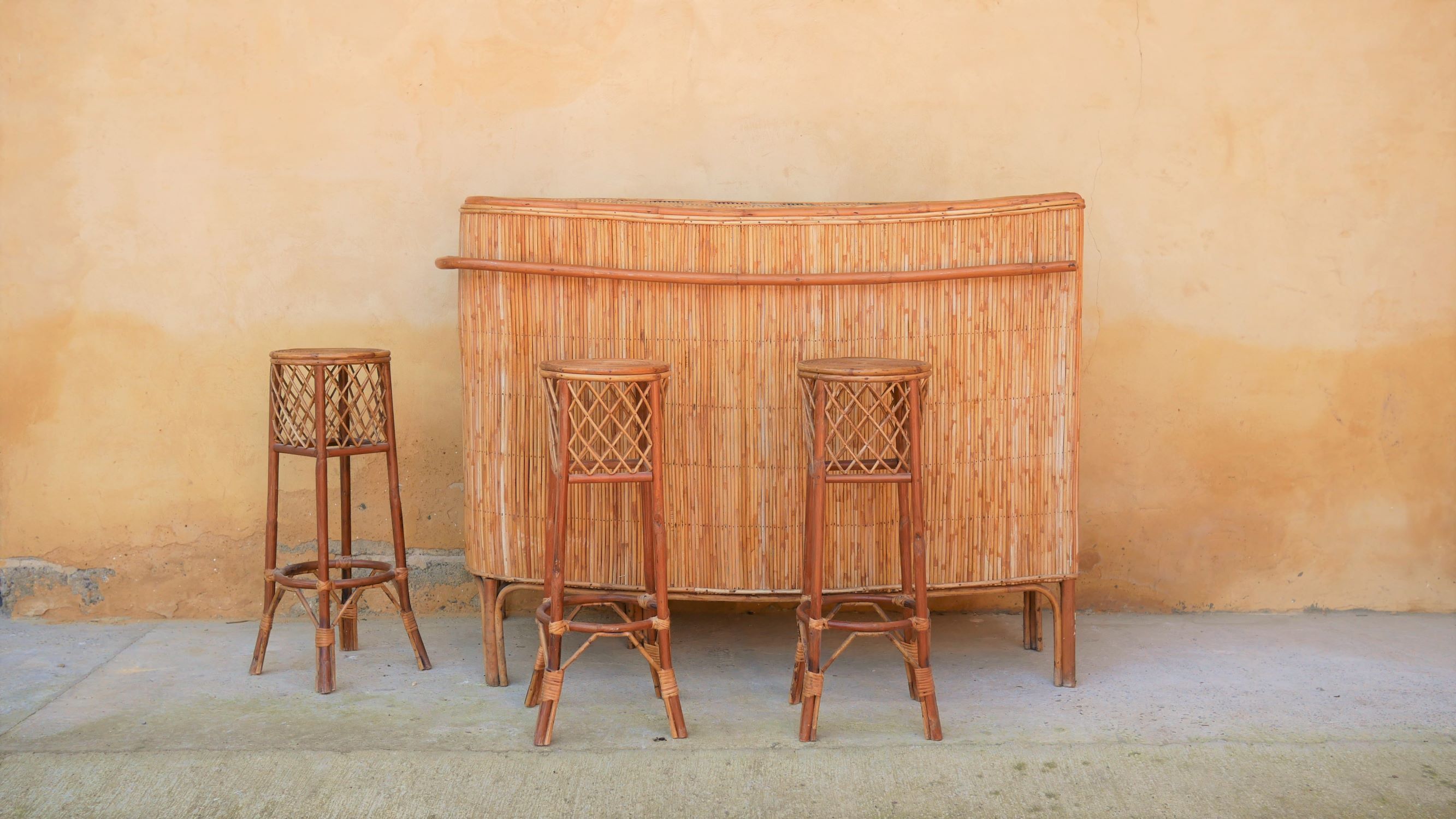 Rattan bar with 3 vintage stools