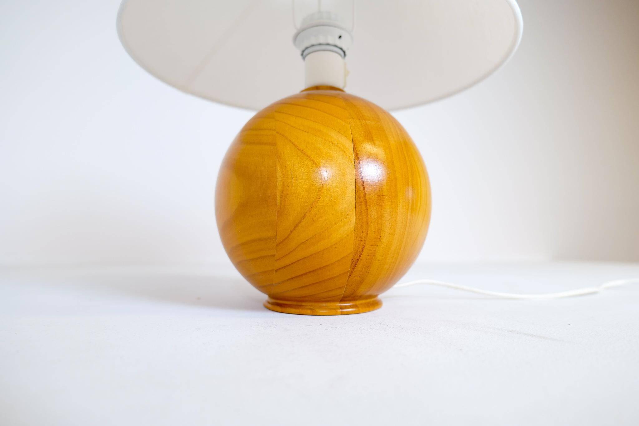 Mid-century modern sculptural table lamp in solid pine, Sweden, 1970s.