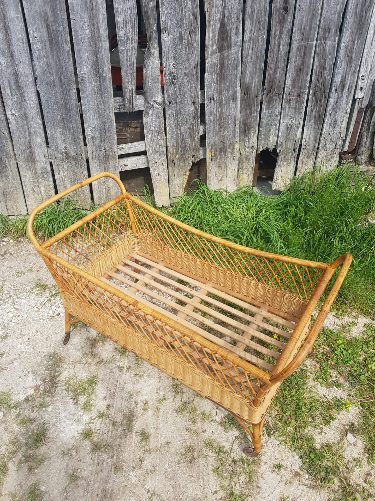 Former cradle bed baby rotin curved on vintage 60s roulettes