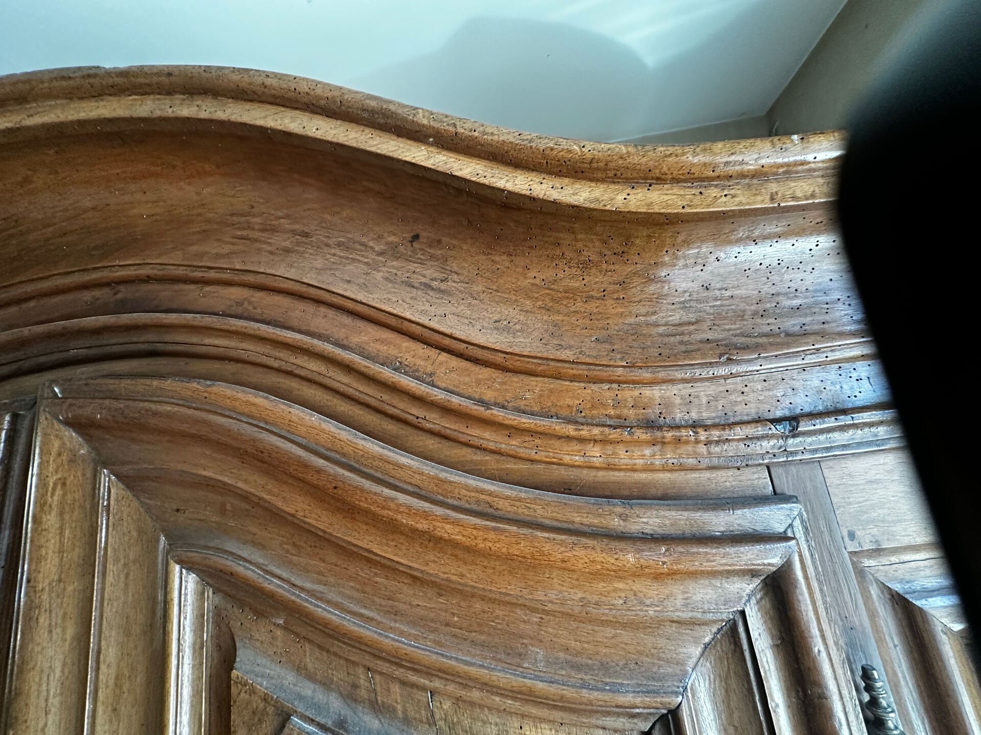 Large Alsatian Louis XV wardrobe in solid walnut – 18th century
