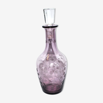 Flacon,carafe à liqueur ancienne en verre soufflé violet orné de fleurs gravées