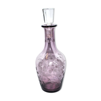 Flacon,carafe à liqueur ancienne en verre soufflé violet orné de fleurs gravées