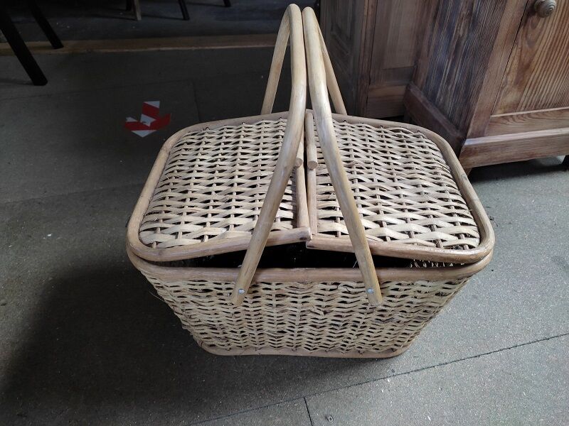 Basket wicker picnic camping hiking plate covered