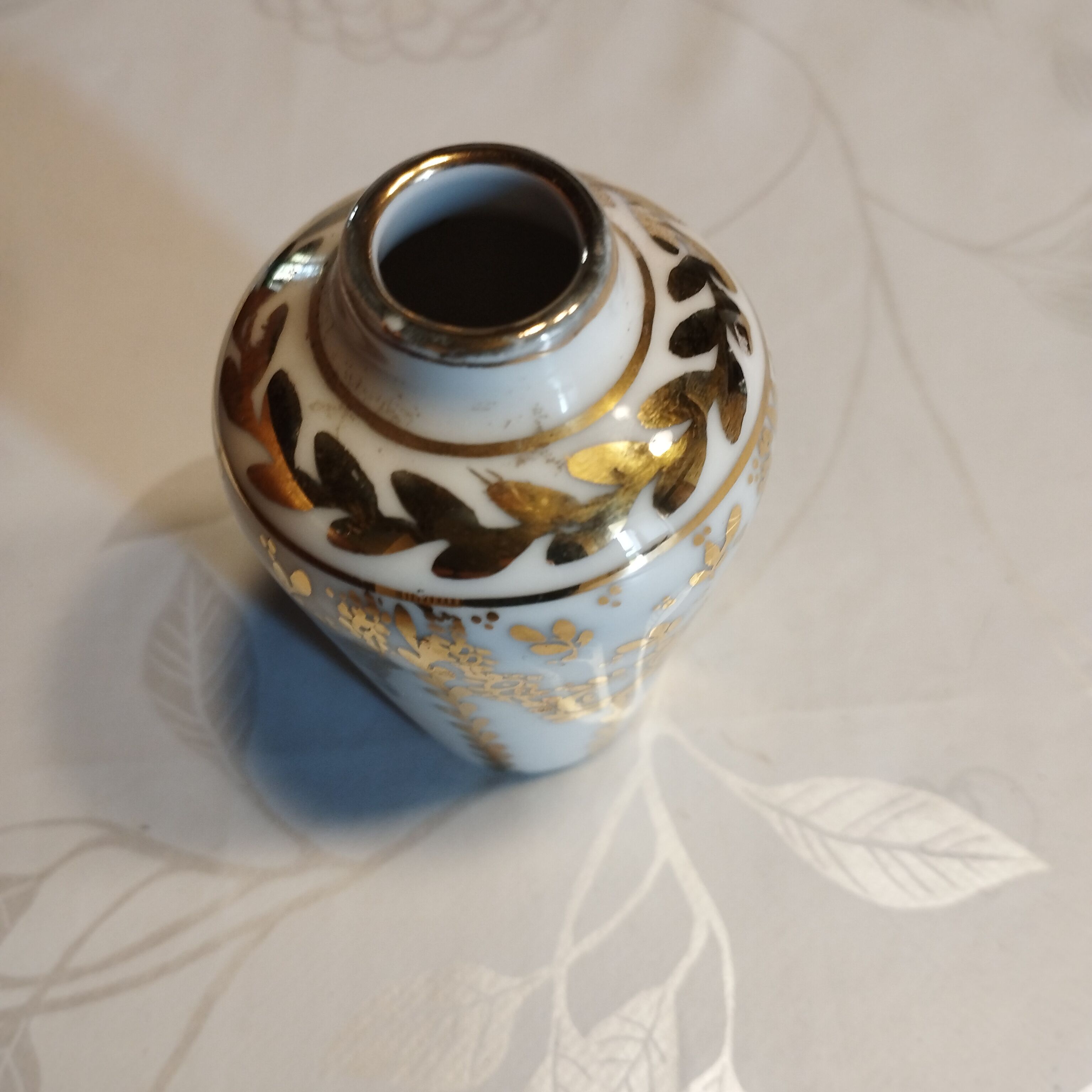 Soliflore vase in Limoges porcelain painted in gold by hand and signed