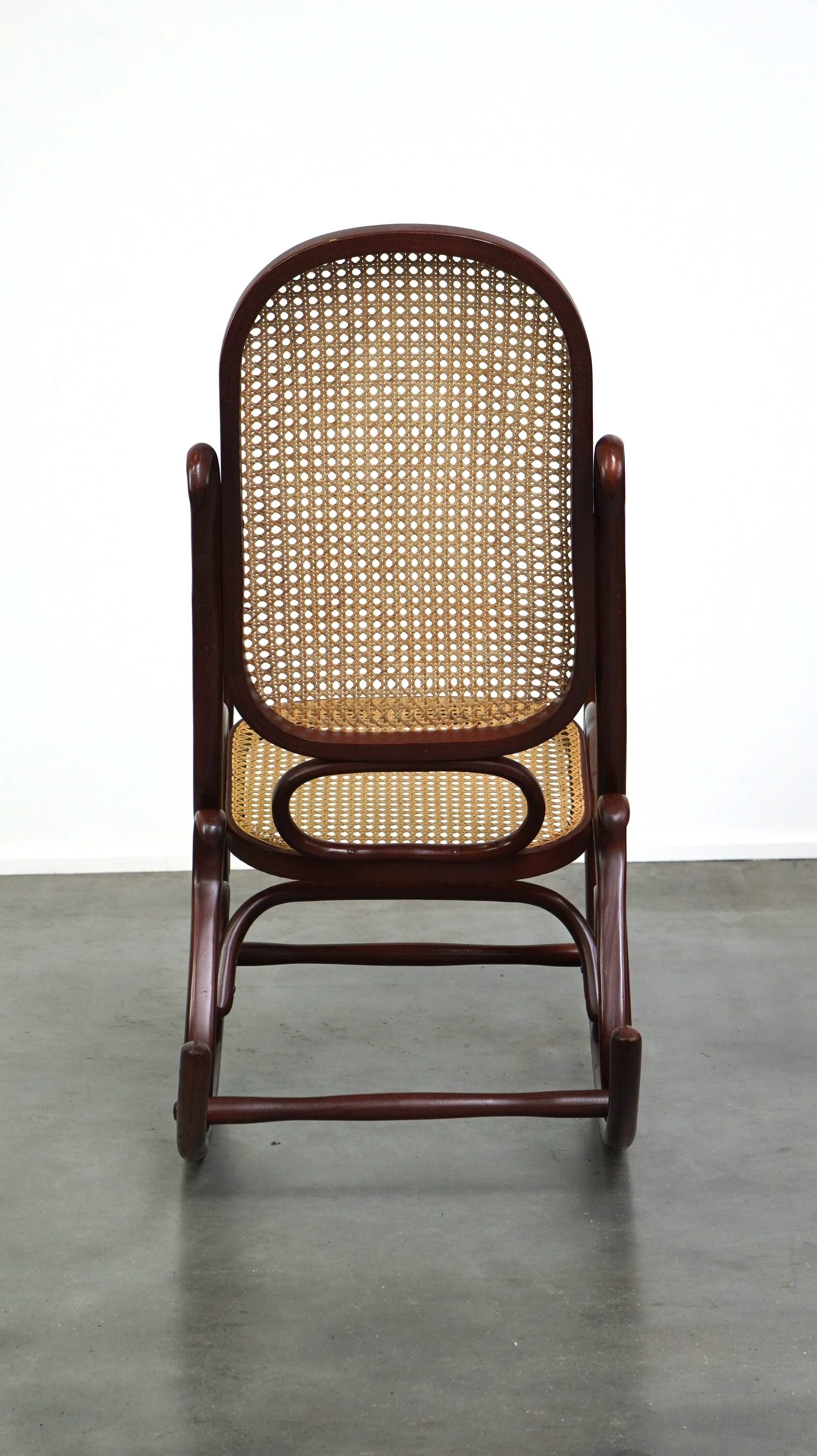 Superbe fauteuil à bascule vintage en bois courbé
