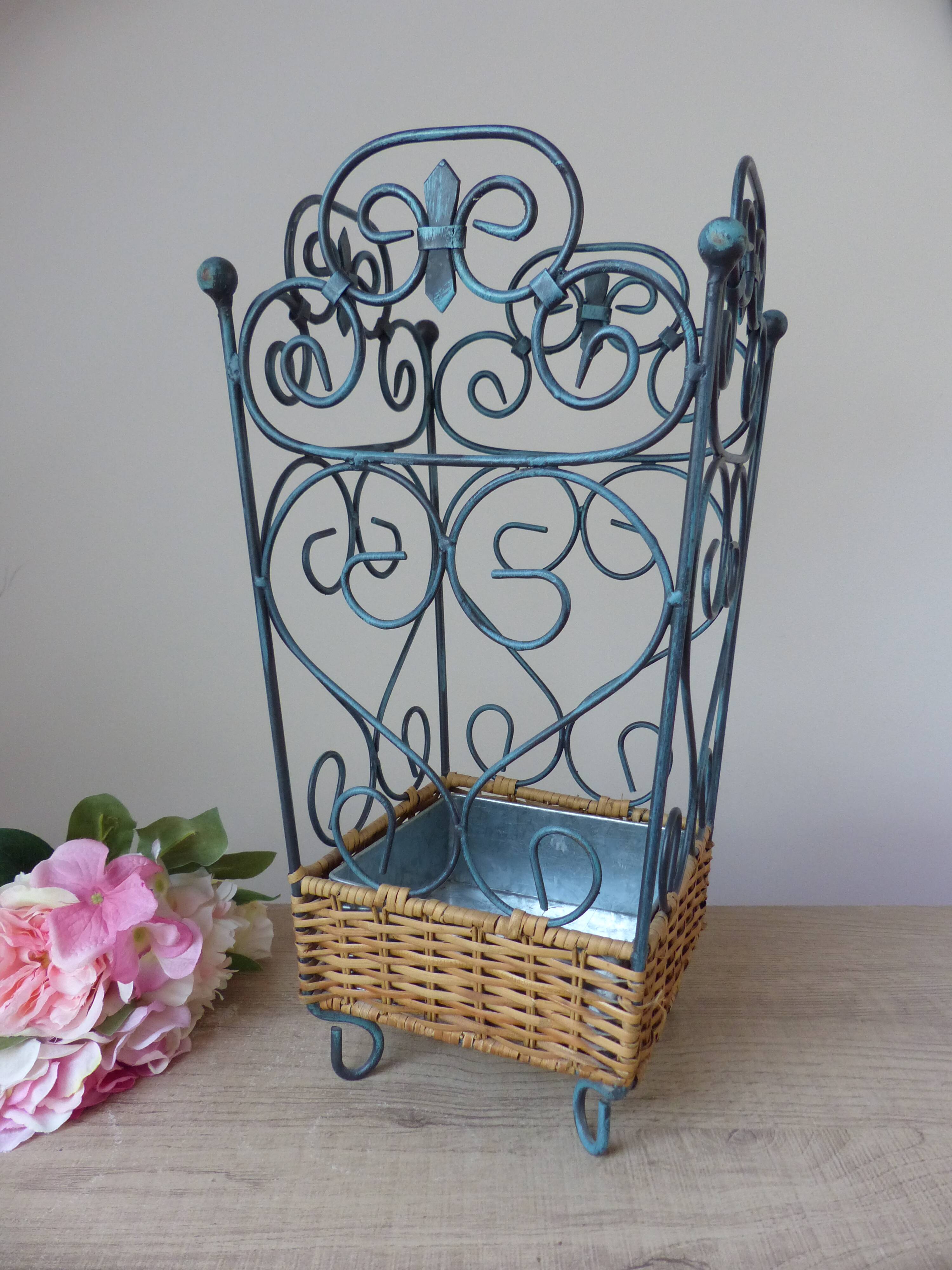 Porte-parapluies français shabby chic en métal et osier tressé – rangement