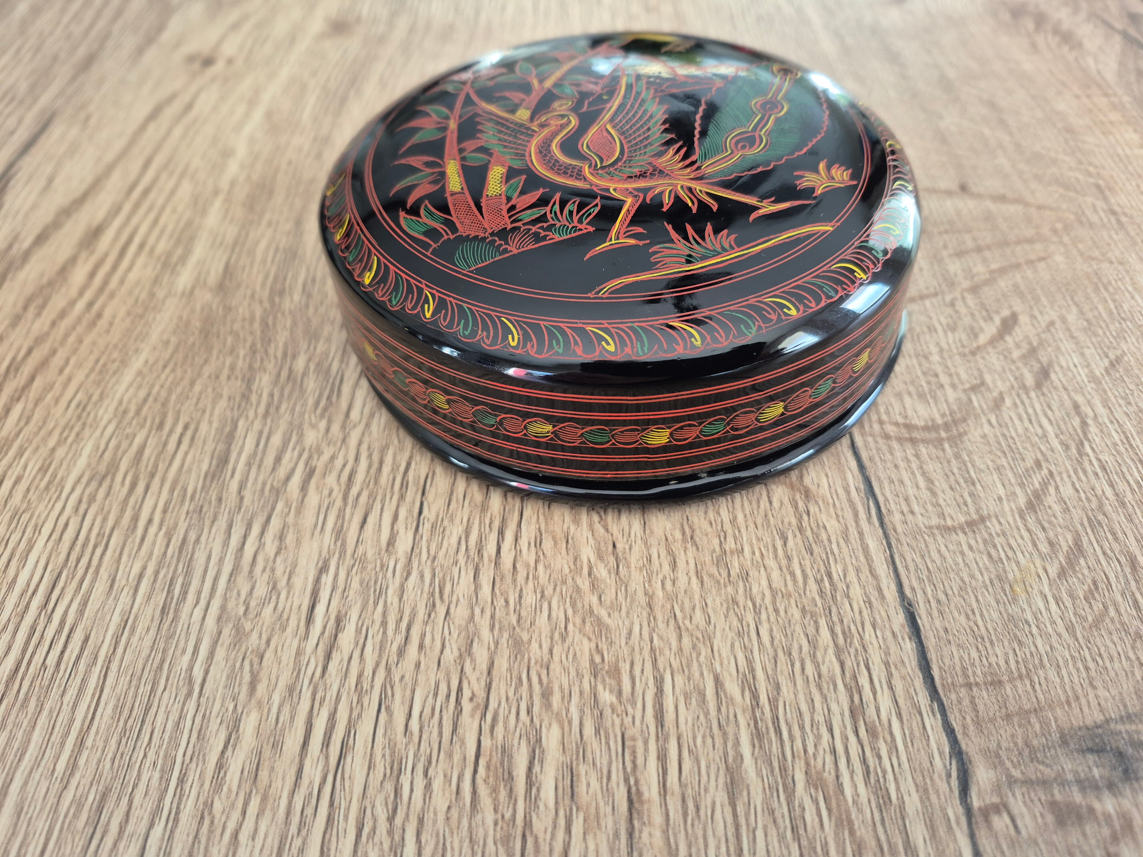 Round box and its 6 lacquered wooden coasters hand-painted.