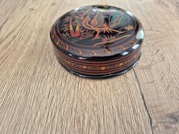 Boîte ronde et ses 6 sous-verres en bois laqué peint à la main