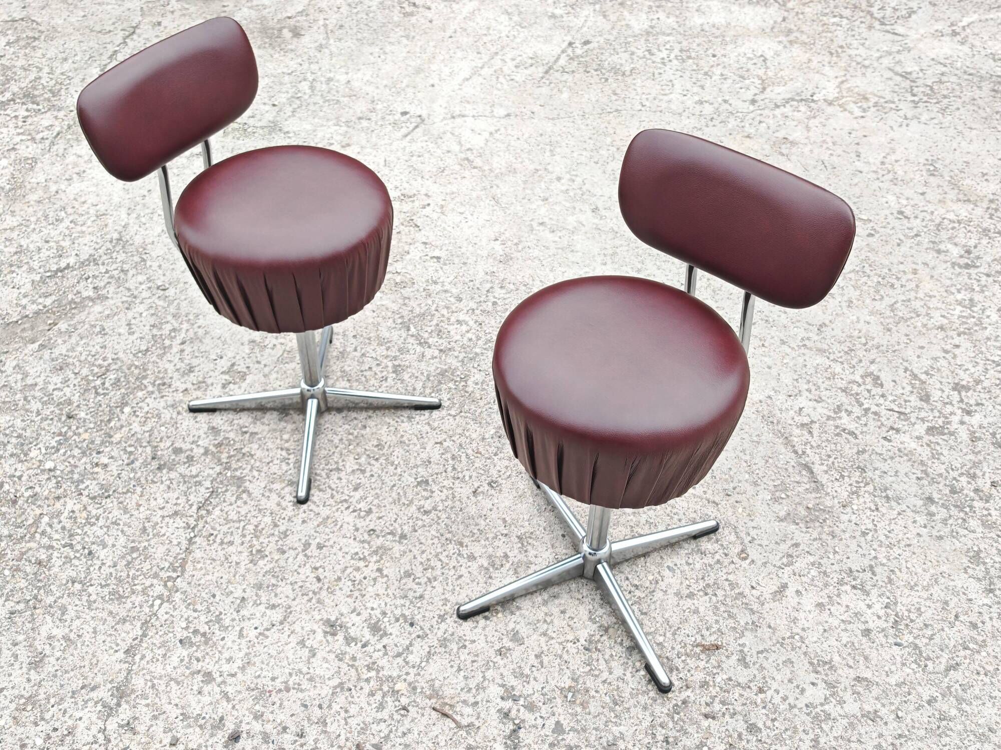 Set of 4 Mid Century Modern swivel chairs in tubular steel and leather.