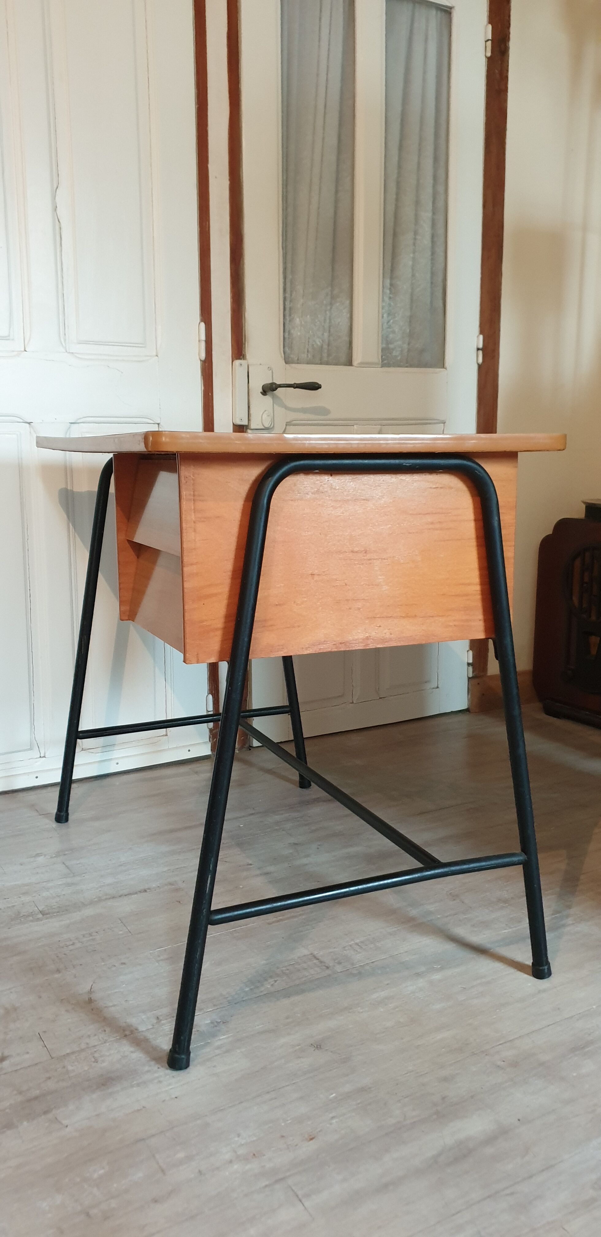 Bureau style moderniste pieds compas