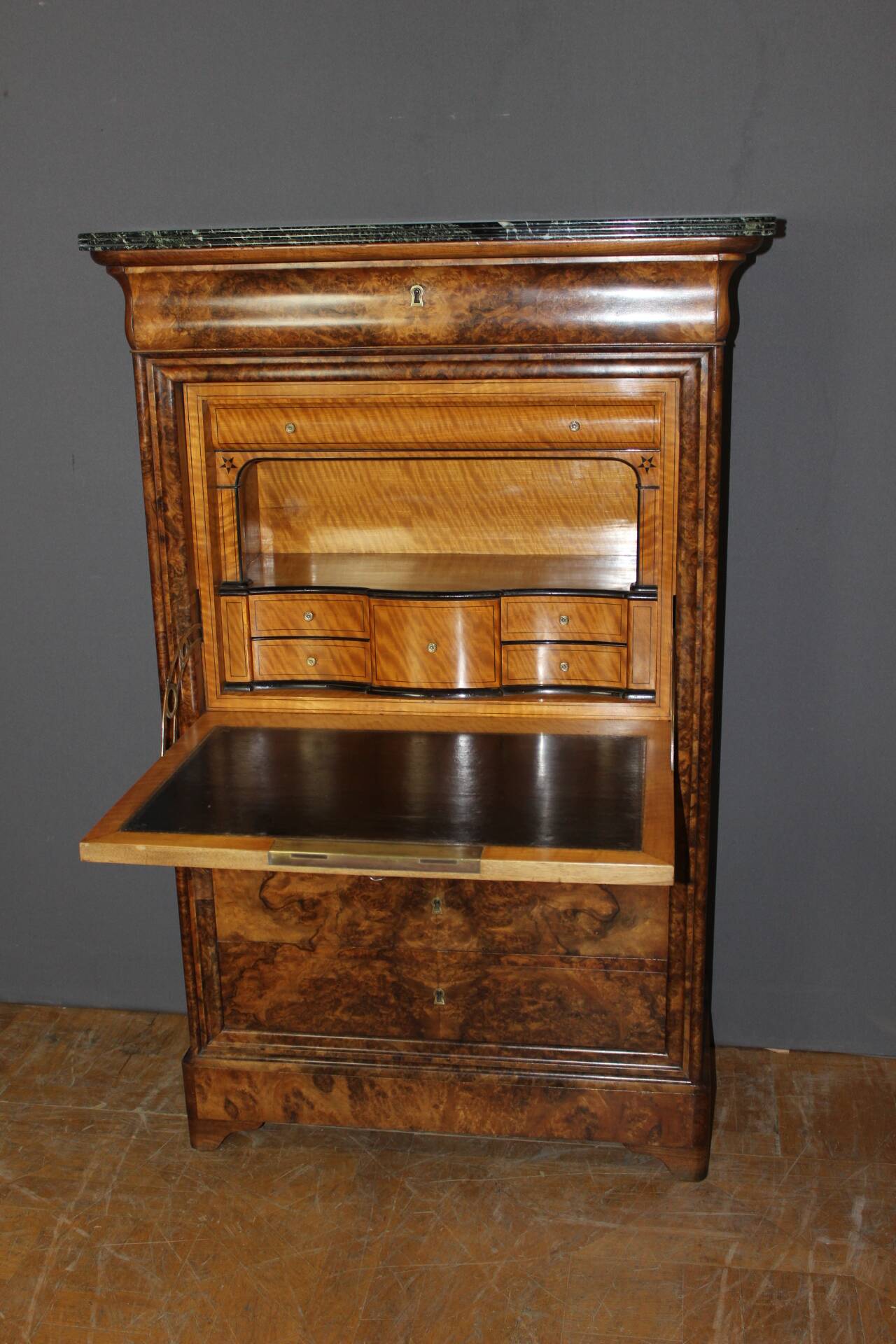 Louis Philippe period secretary in walnut veneer, 19th century.