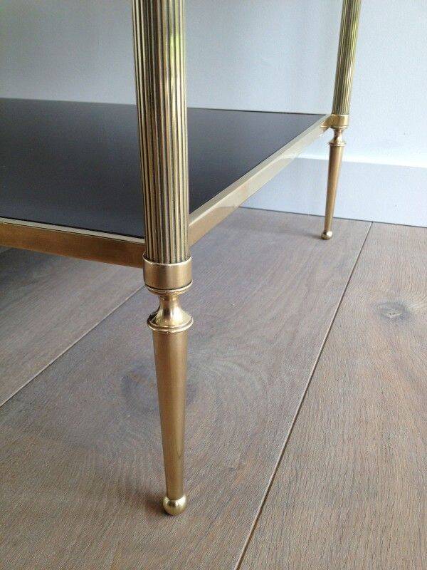 Table basse de style néoclassique en bronze et laiton à double plateaux de verres laqués noirs de la Maison Baguès