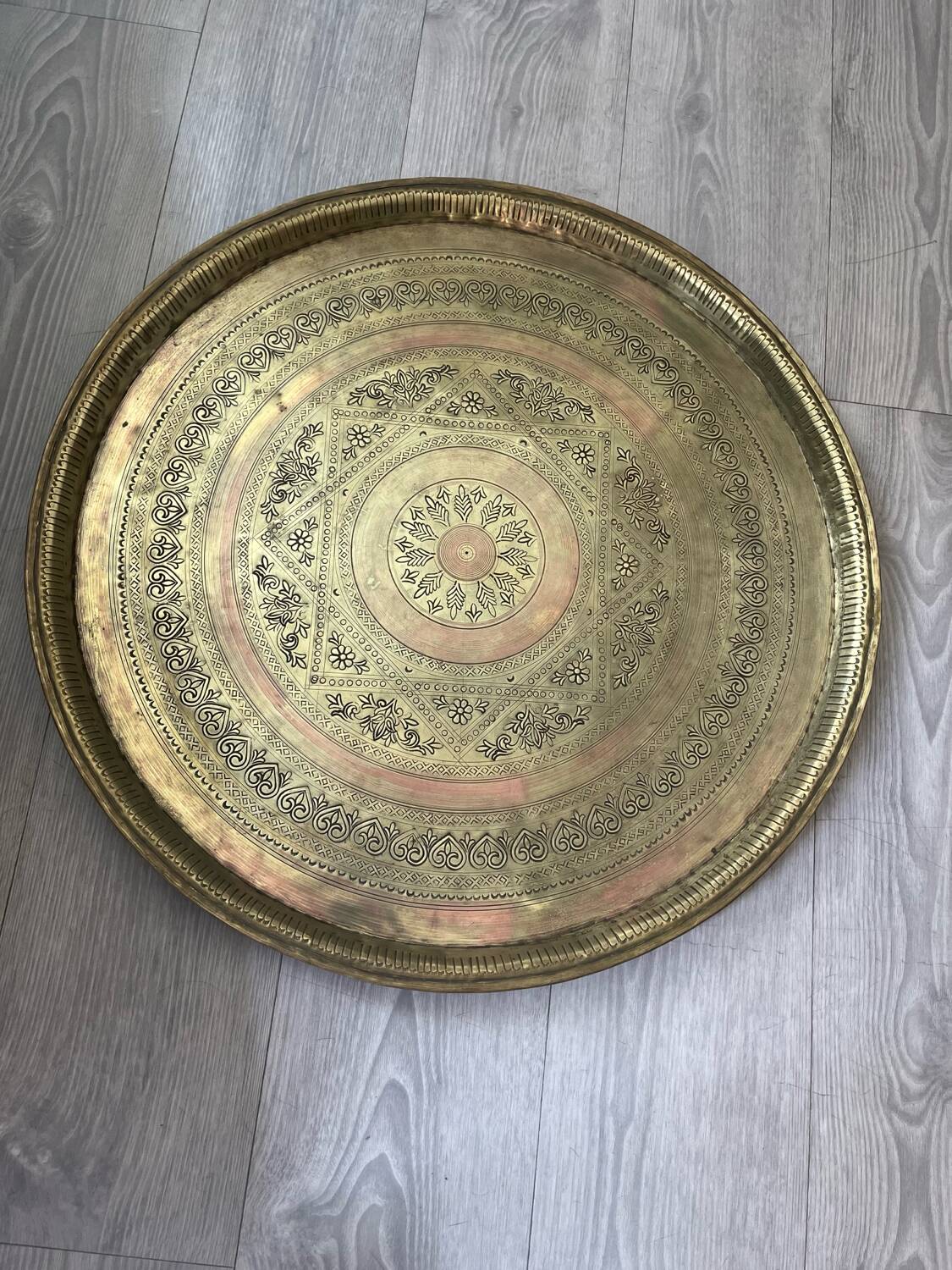 Table basse marocaine en laiton gravé et bois sculpté