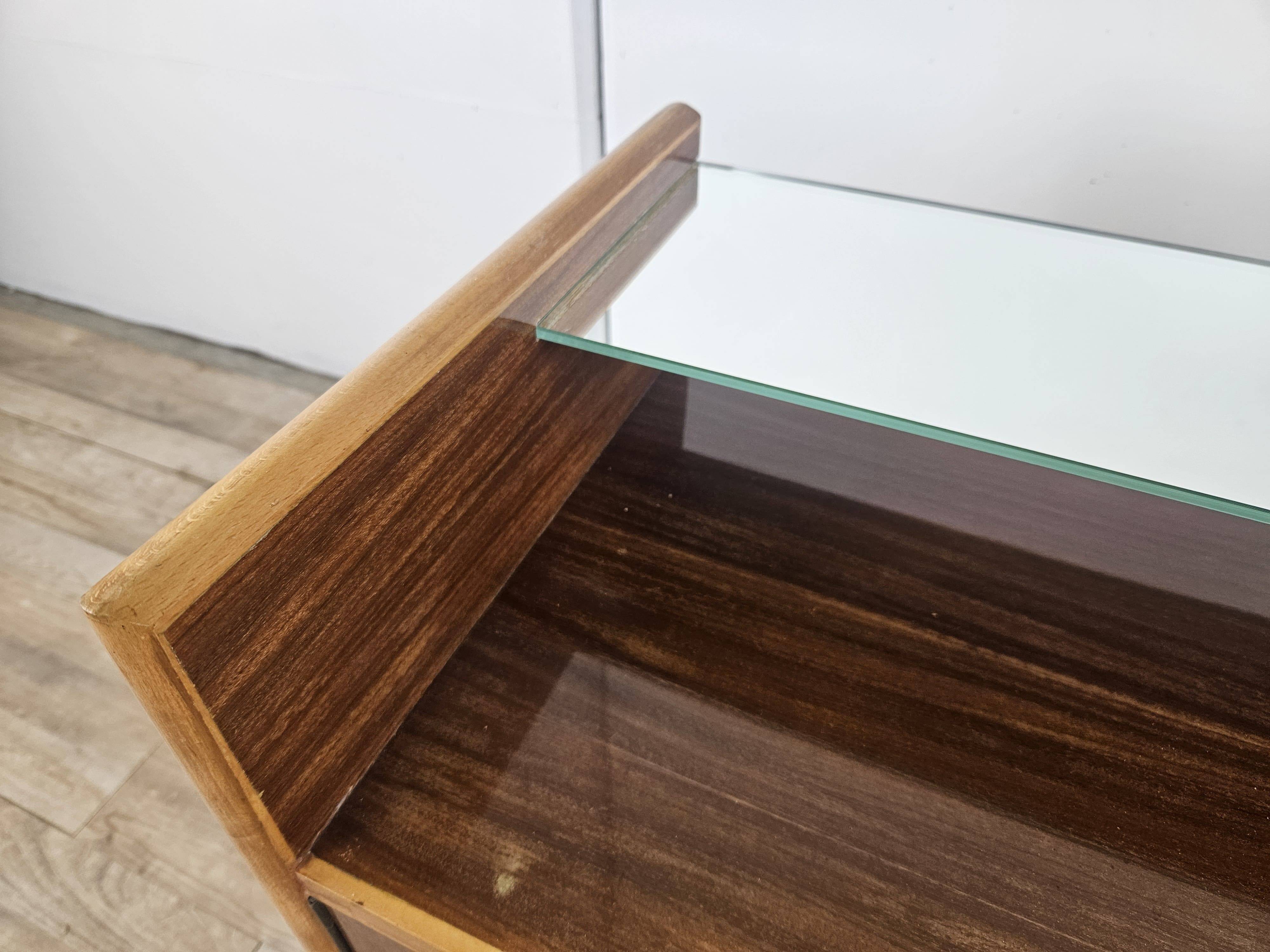 Paire de tables de nuit des années 50 avec plateau miroir