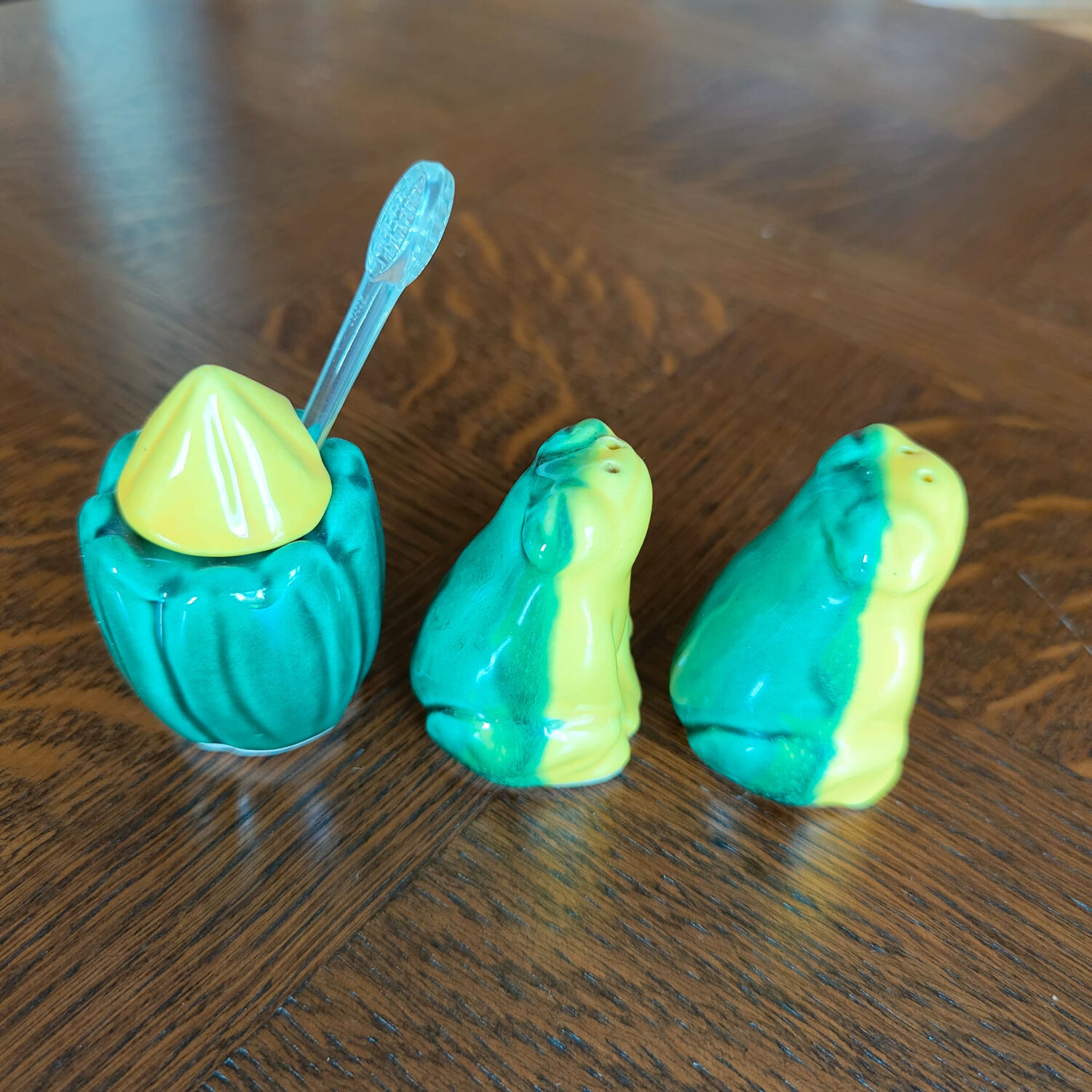 Salt and pepper set in the shape of frogs, Vallauris.