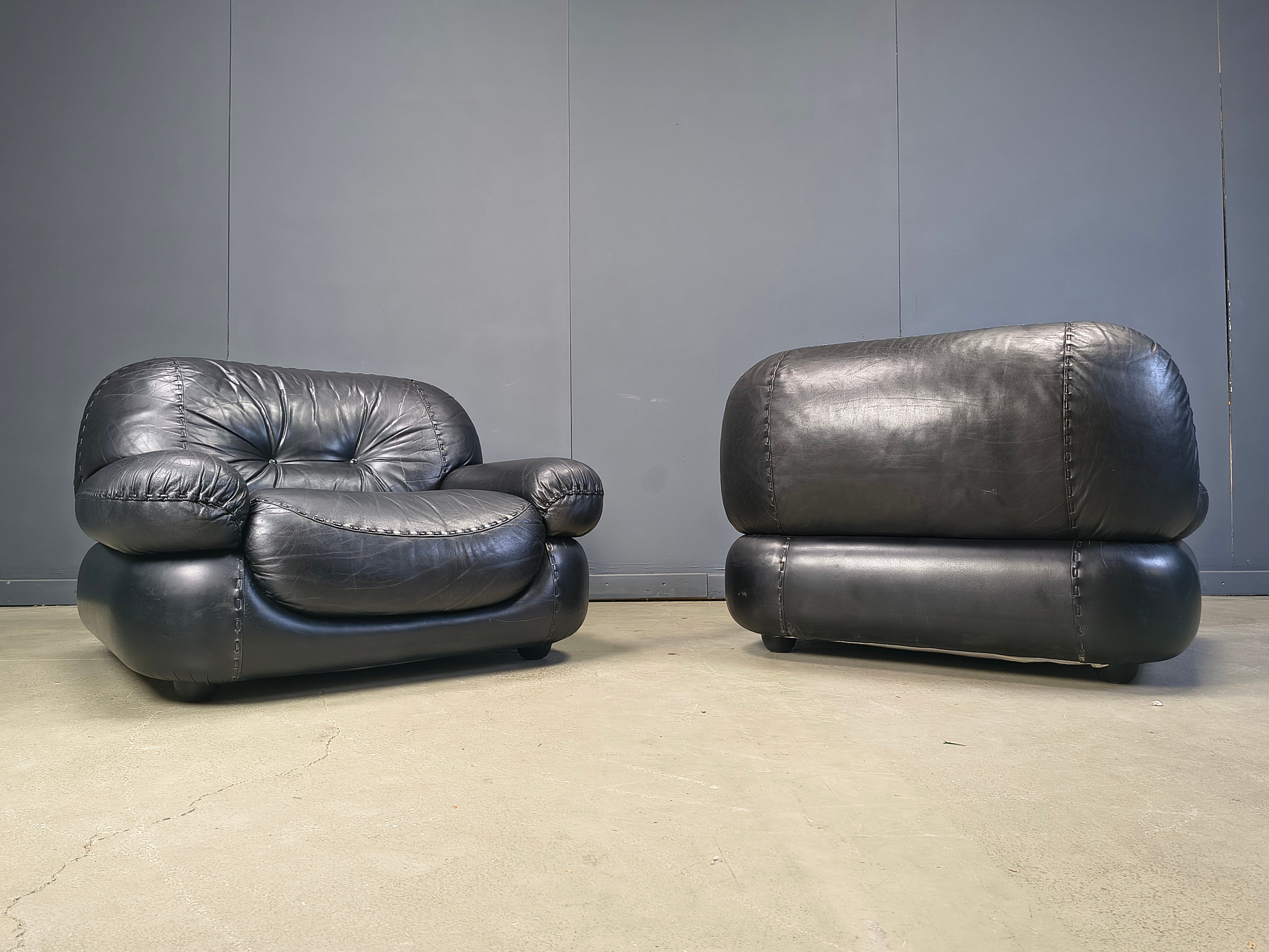 Set of black leather lounge chairs by Sapporo for Mobil Girgi, 1970s