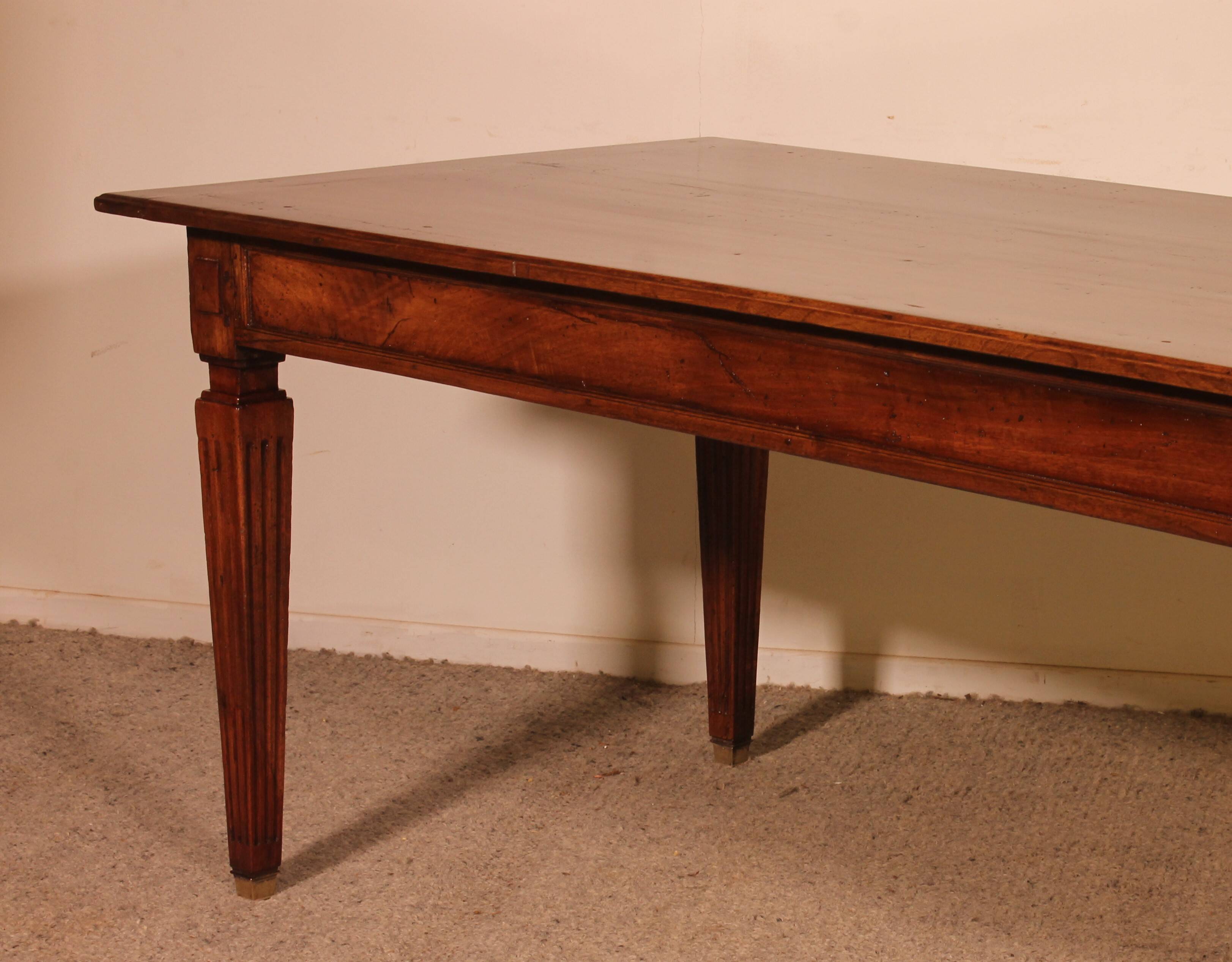 Louis XVI Period Dining Table in Walnut - 18th Century