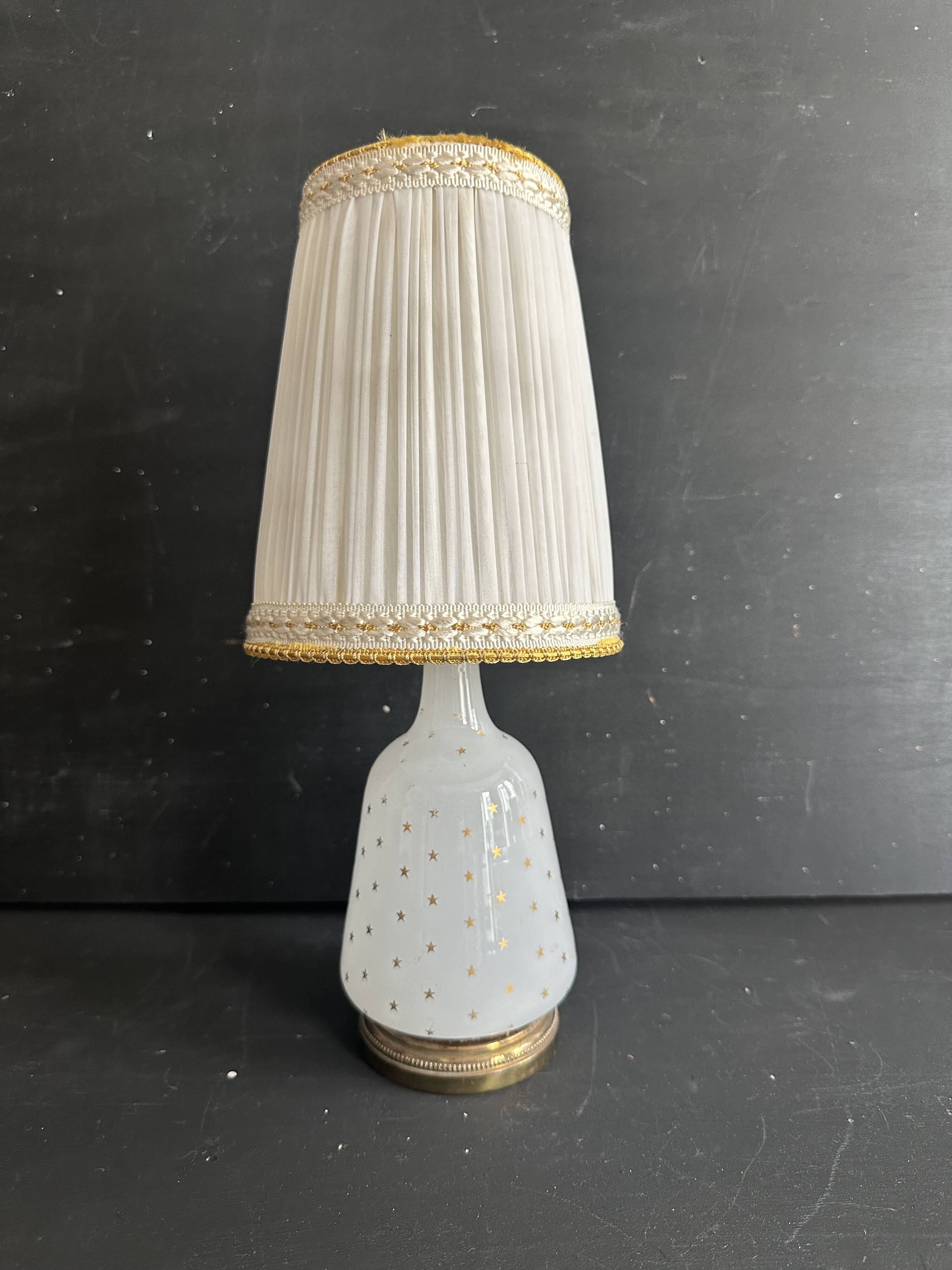 Lampe Napoléon III en opaline blanche aux étoiles dorées