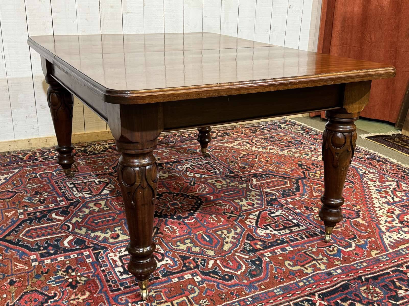Victorian-style mahogany English table with 3 extensions.