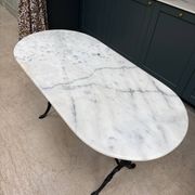 Bistro table in cast iron and marble