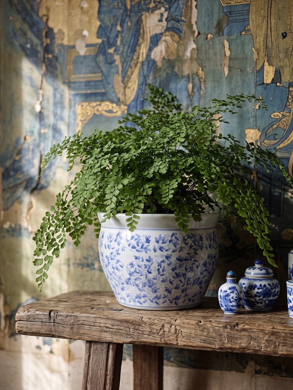 Vintage Chinese cache-pot in blue and white porcelain with a floral design.