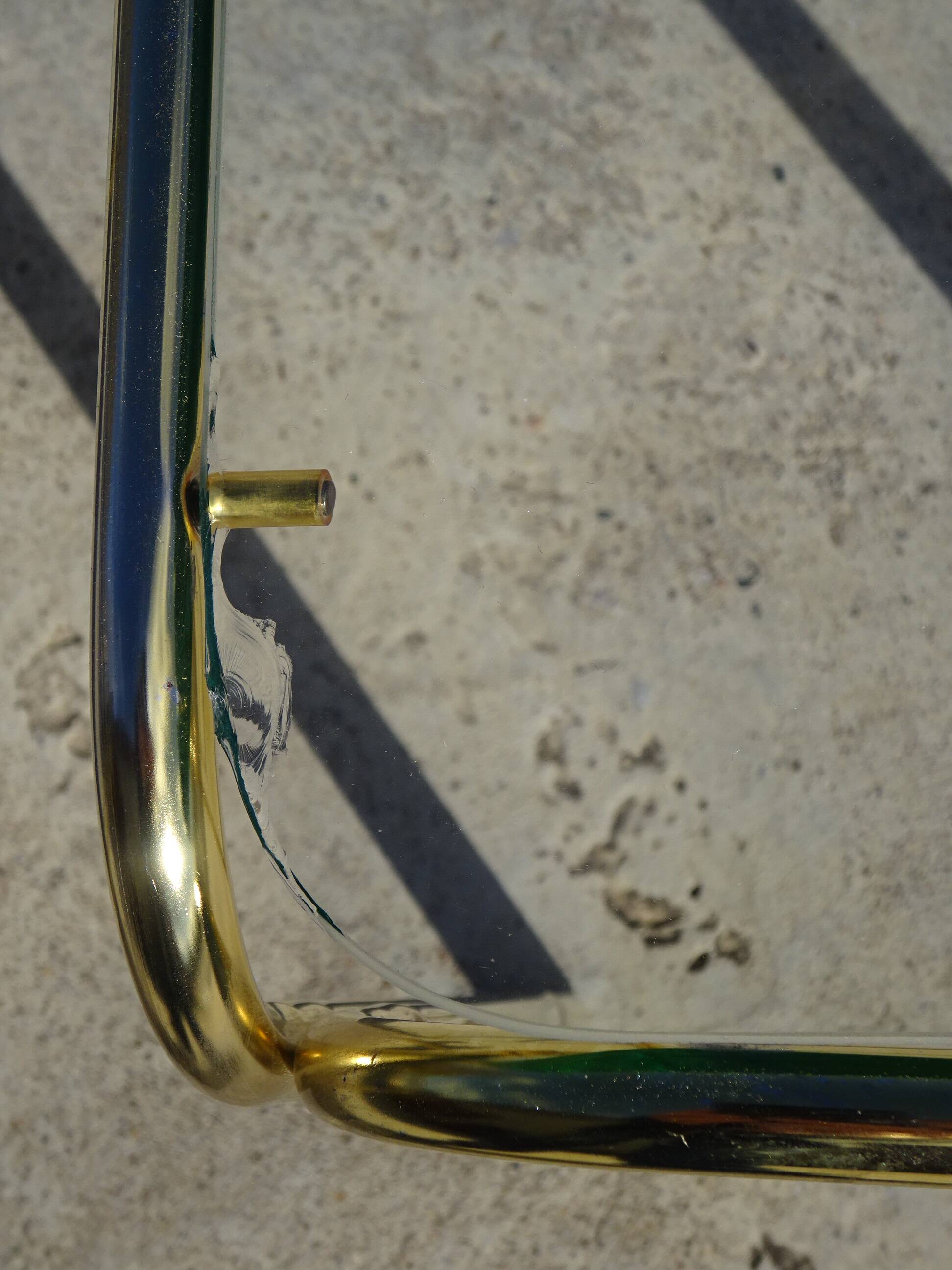 Nested table in gold metal and glass