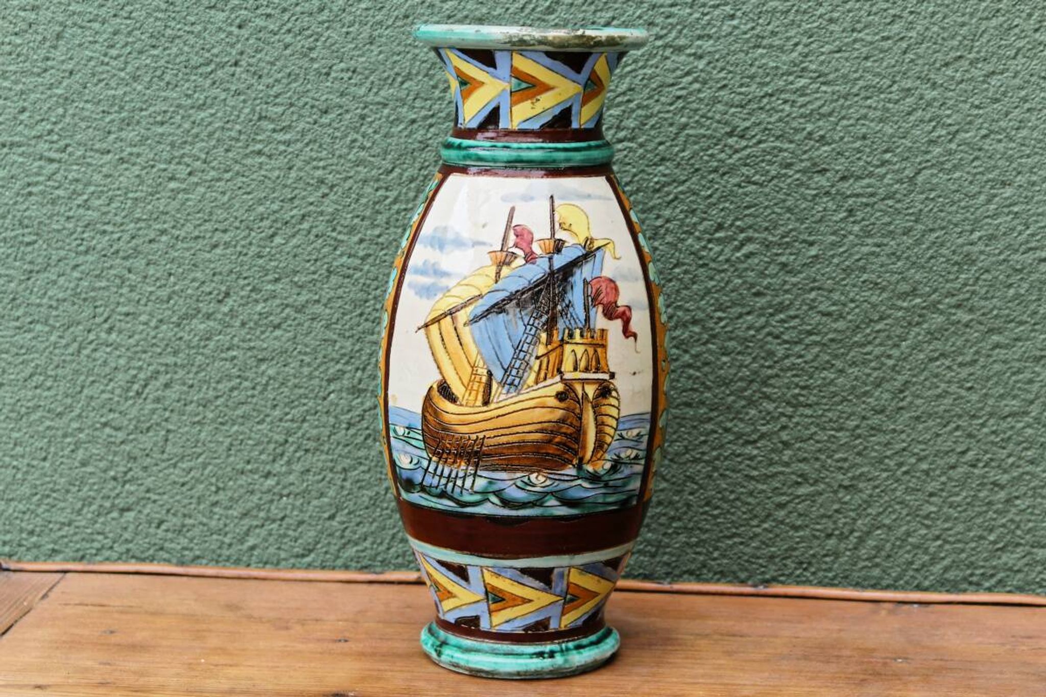 Vase en majolique italienne de Perugia, bateaux