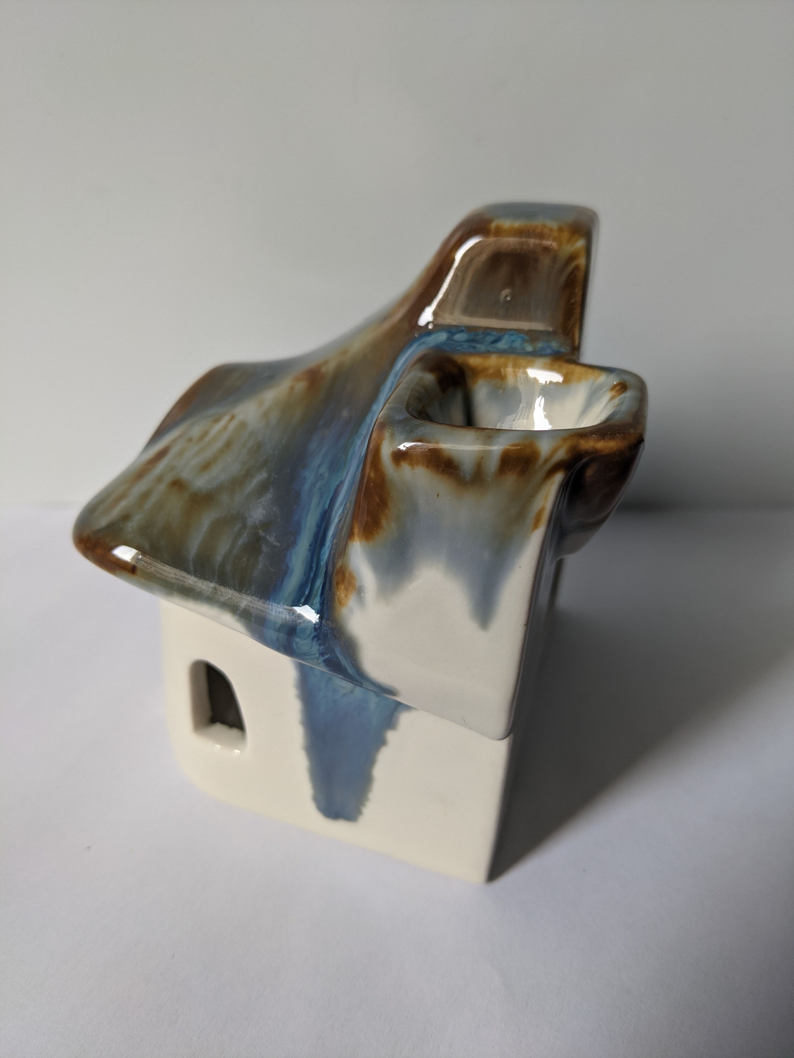 Blue and brown house-shaped photophore of Sandstone Cloud - H: 10cm