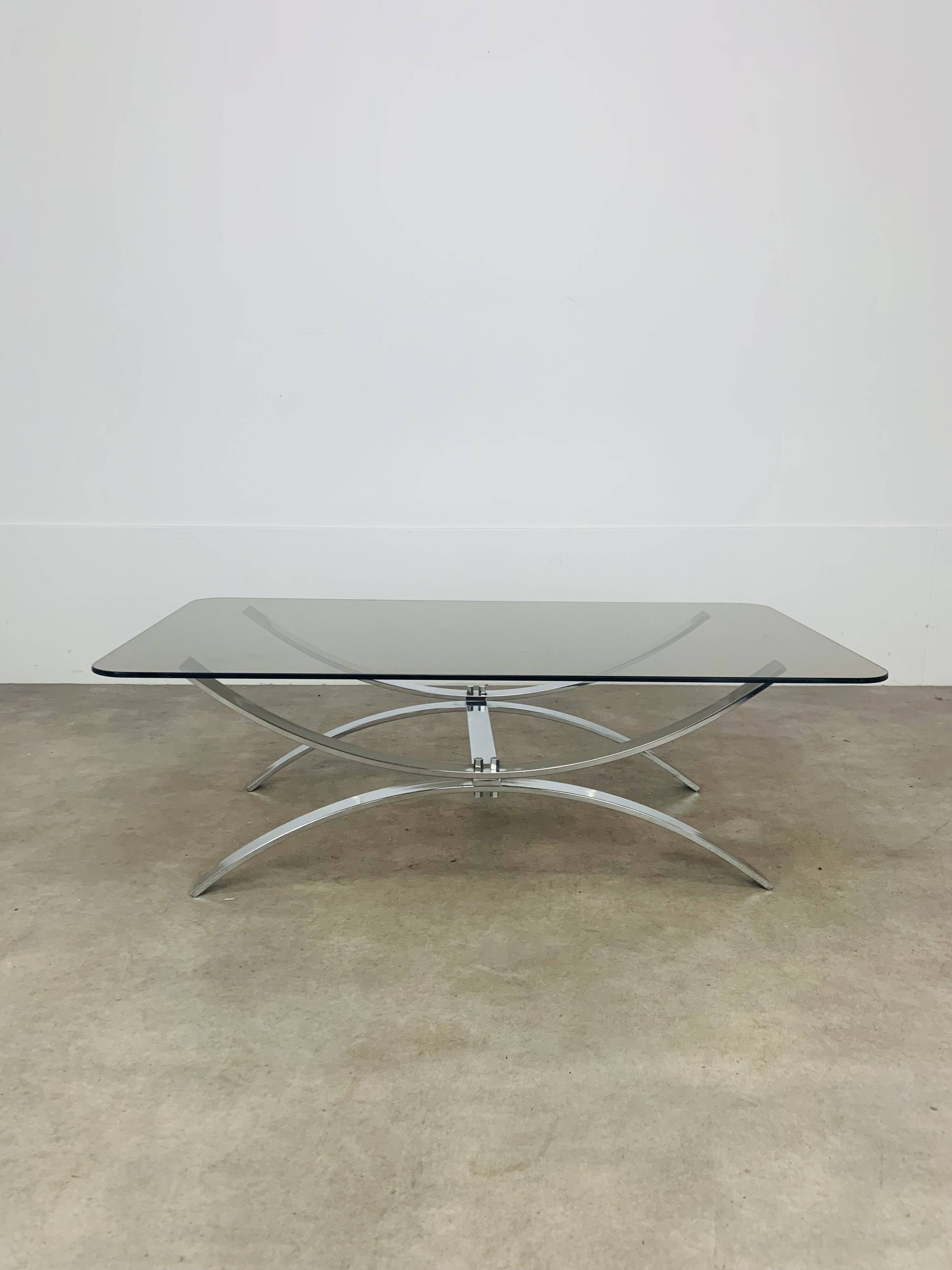 Table basse en verre fumé et chrome, années 70