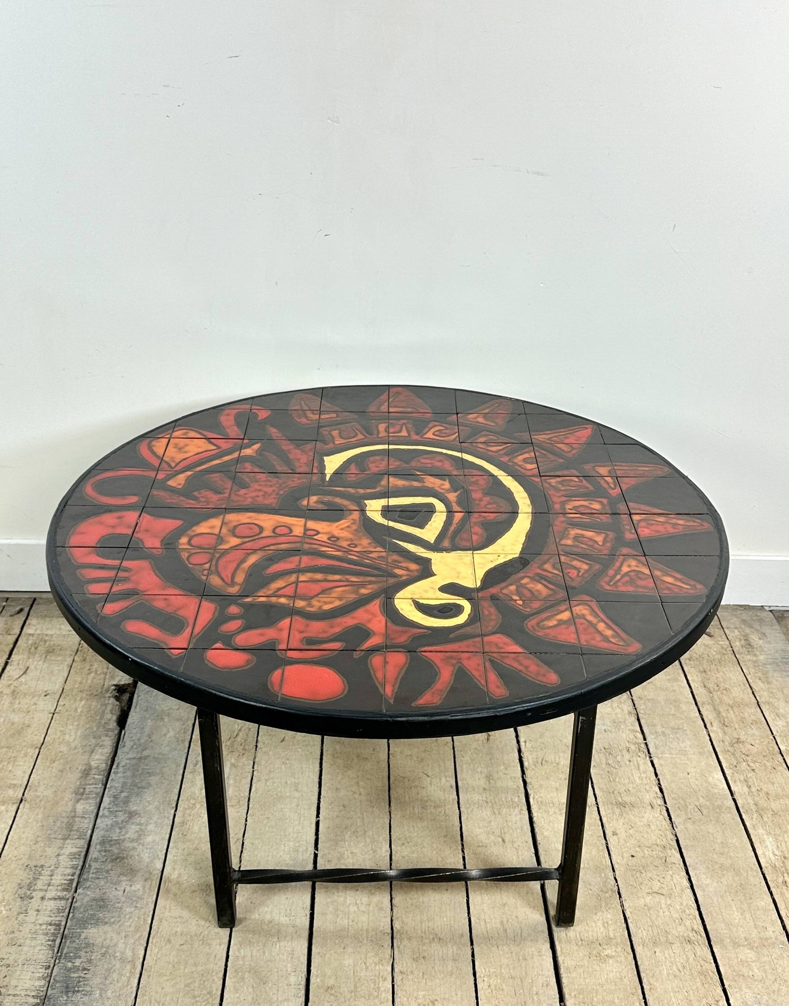 Table basse ronde vintage en céramique graphique rouge et jaune 1960