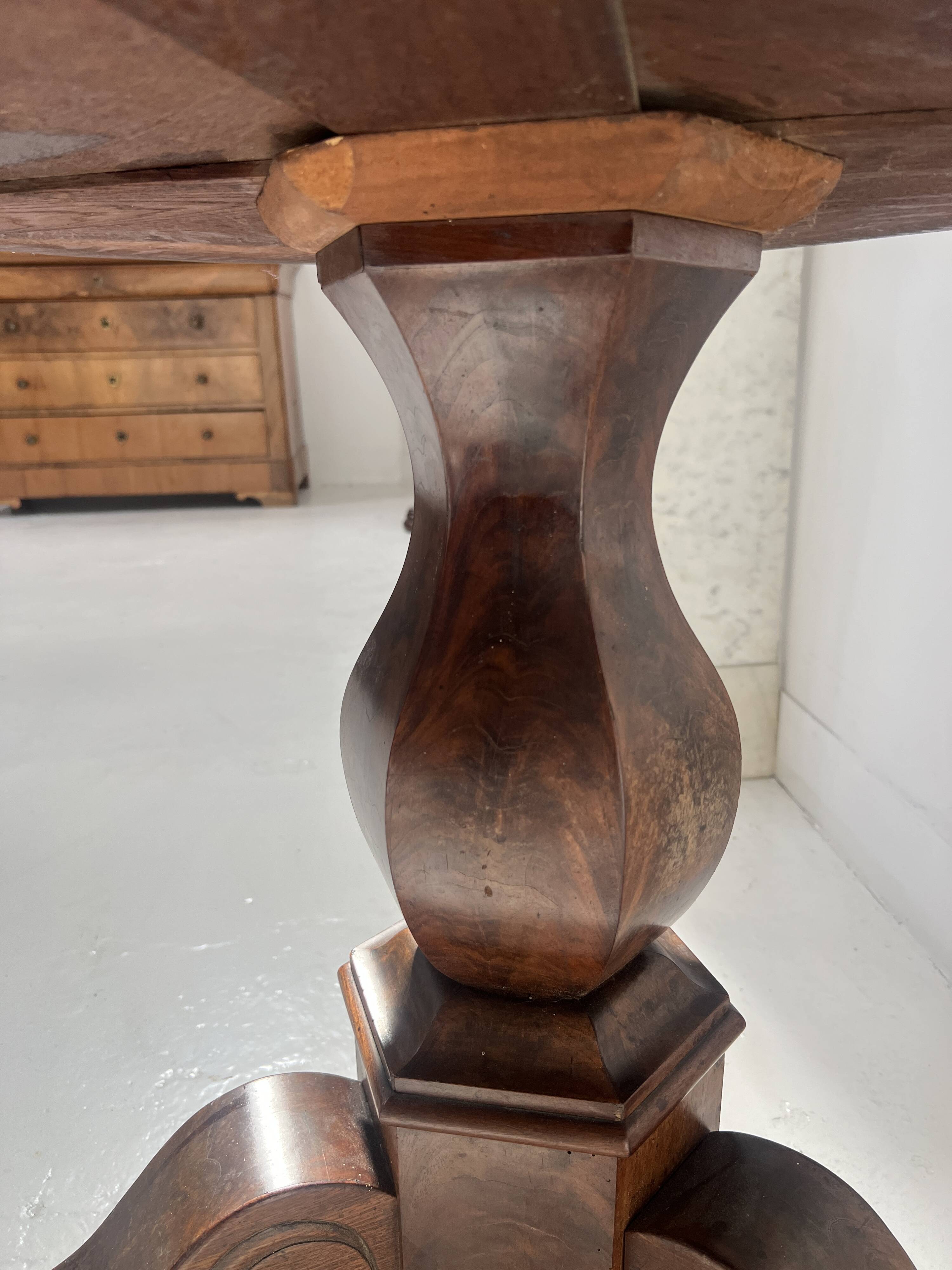 Empire-style mahogany and veneer guéridon, 19th century.