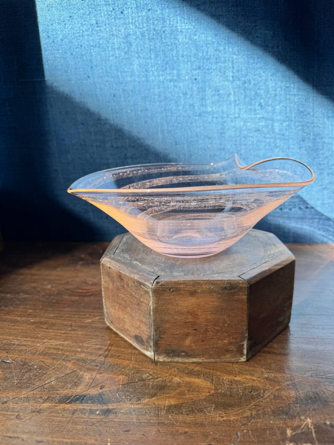 Coupe en verre de Murano rose pâle – design forme libre
