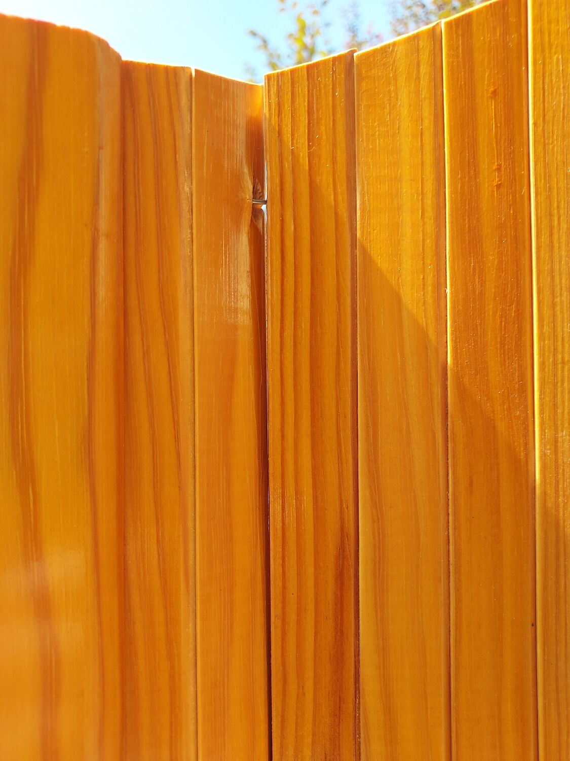 Articulated wooden screen