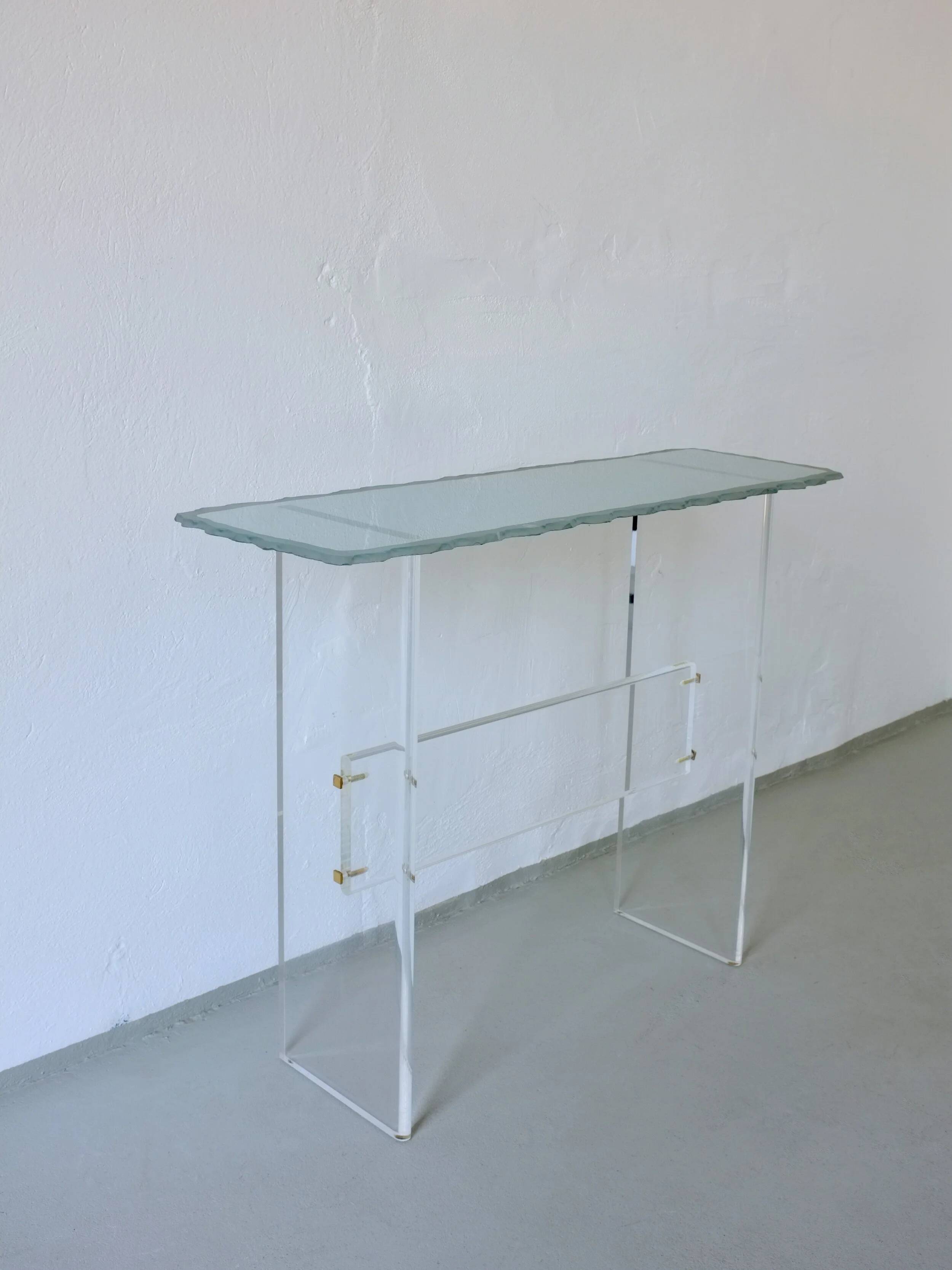 Console sculpturale en verre et lucite | Italie | Années 1980