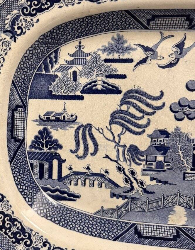 Grand plat en faïence fine bleu et blanc à décor chinoisant – XIXe