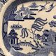 Grand plat en faïence fine bleu et blanc à décor chinoisant – XIXe