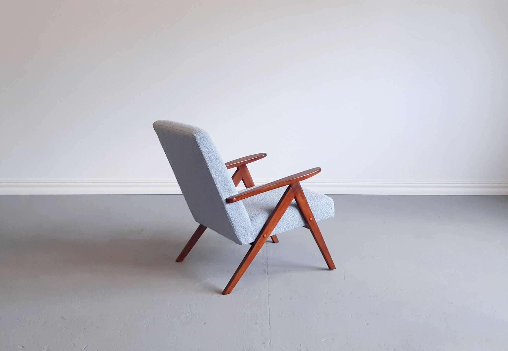 Mid century easy chair model b 310 var en boucle bleu clair