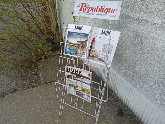 Newspaper and magazine display