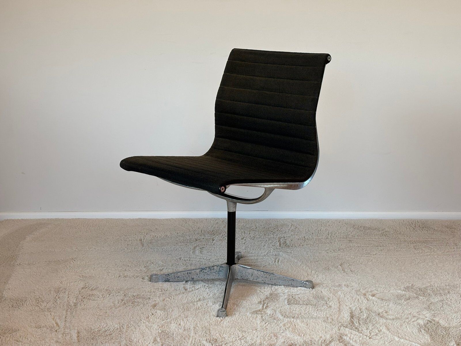 Model EA 105 aluminium chair by Eames for Herman Miller, 1970s
