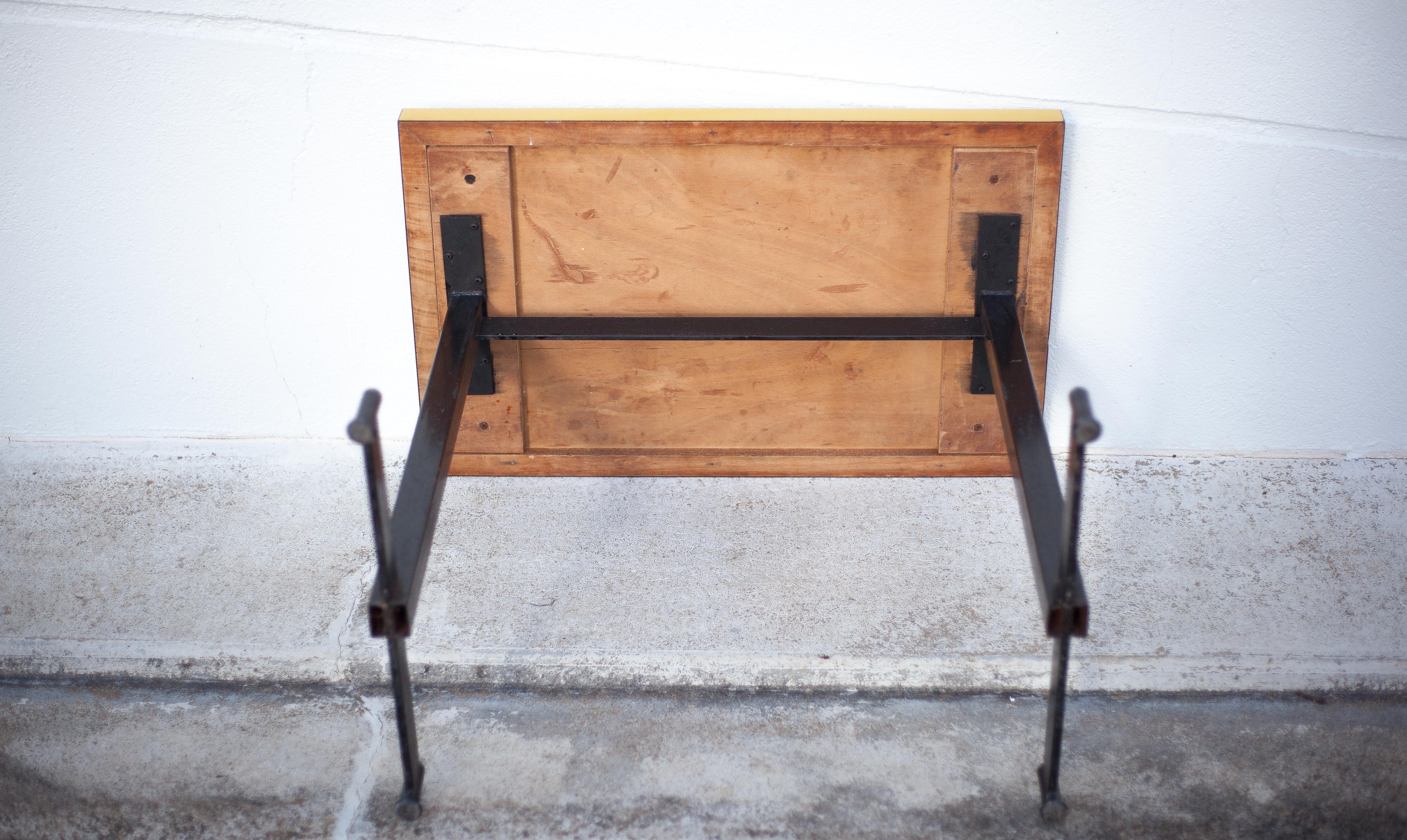 Table de bistrot en fer et formica jaune
