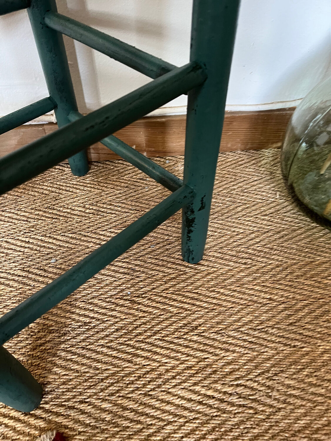 Vintage stool in green patinated wood and straw