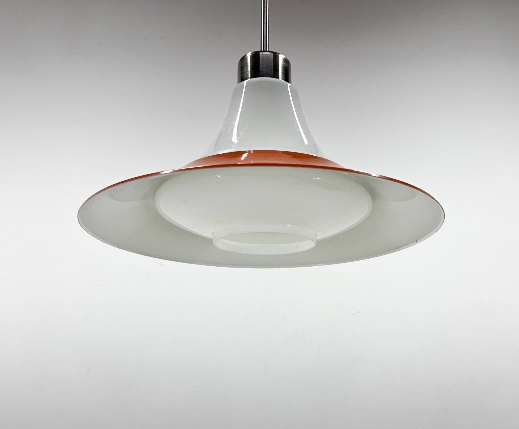 Suspension en verre opalin et métal orange, milieu XXème